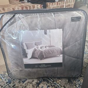 Ugg Twin / Twin xl Avery Comforter set.  1 comforter and 1 sham.   New in bag!